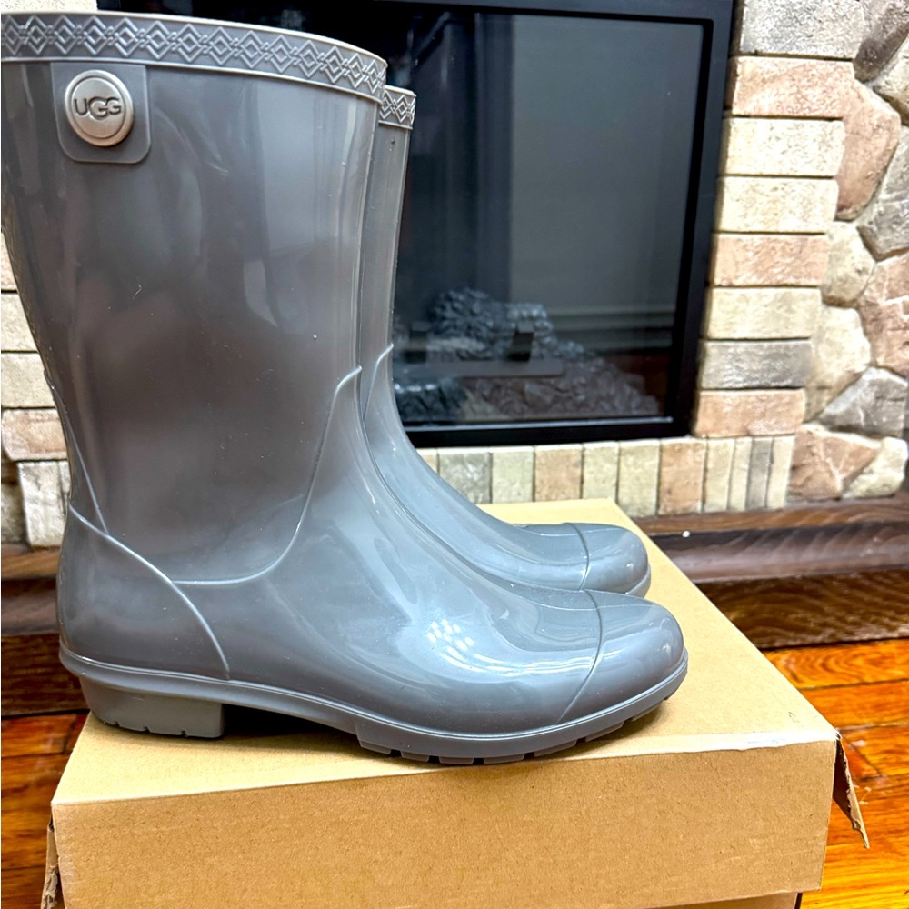 Women size 10 UGG rain boots Gray